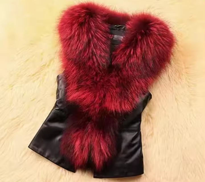 New Winter Women Fur Vest Female PU Leather Waistcoat 2025 New Ladies PU Leather Splicing Faux Fox Fur Collar Sleeveless Jacket